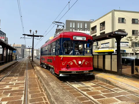 街角に佇む鮮やかな路面電車