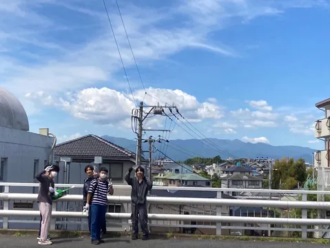 青空の下、友達と小旅行