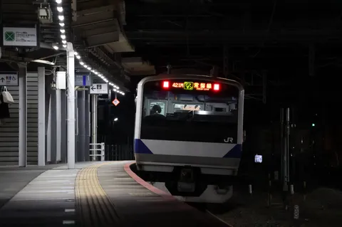 終電間際、静寂のホーム