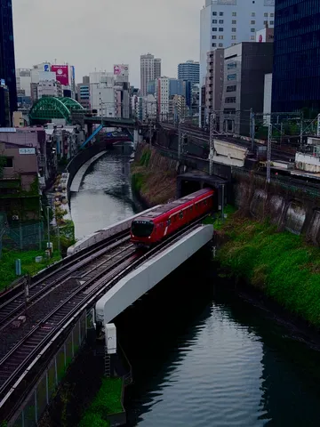 都会の空を駆ける赤い流線