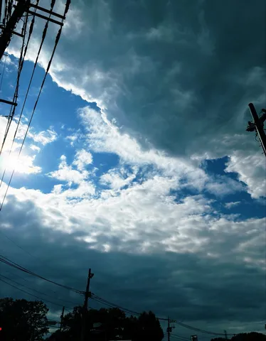 雲間からのぞく青空