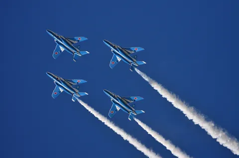 空に定規を引く職人技