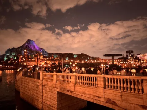 光と影が織りなす夜景