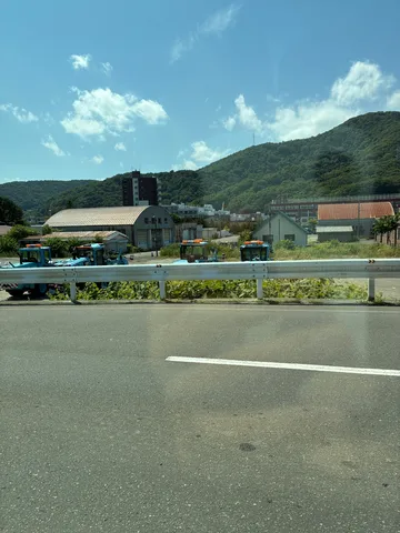 緑に包まれた山の麓、静かな風景