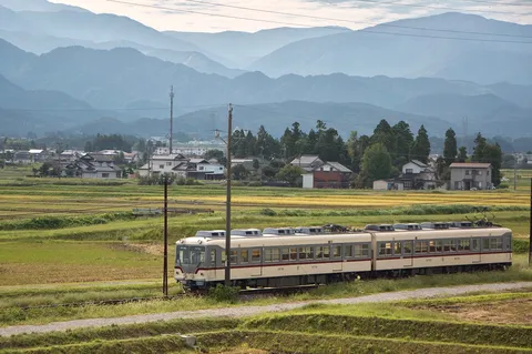 山影と列車の朝景