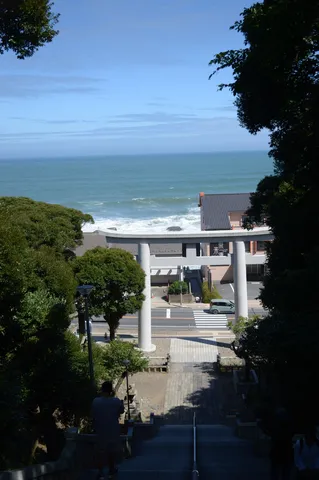 青い海と鳥居、海辺の風景