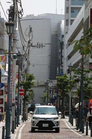 都会の坂道、風情ある街並み