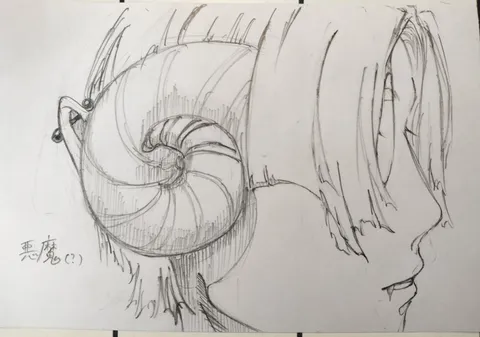 螺旋耳元と髪の影