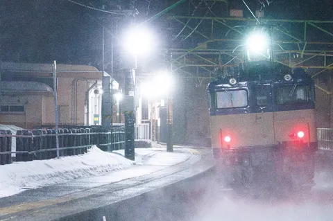 雪舞う夜、駅に佇む鈍色の列車