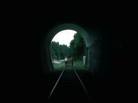 トンネルから現れる、緑の世界