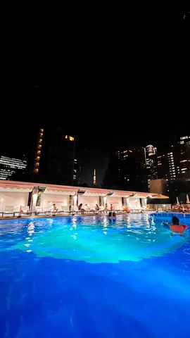 夜のプールと都会の灯