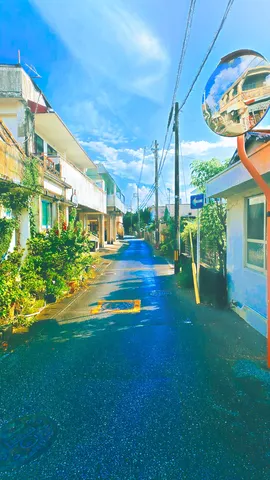 雨上がりの路地裏、水たまりに映る空