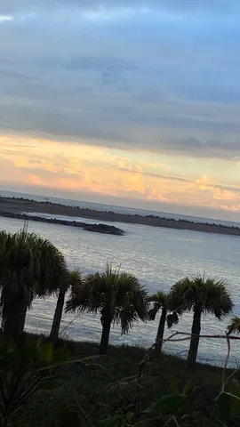 夕暮れの水辺の風景