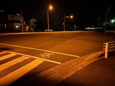 夜の交差点、静寂と光