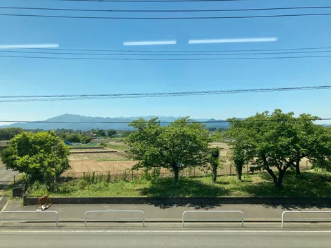 移りゆく田園と遠い山並み