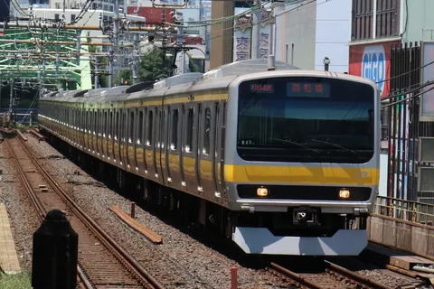黄色い帯が目印、都会を走る電車