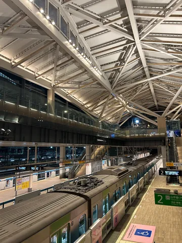 静寂に包まれた駅の夜