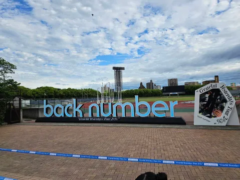 スタジアムに輝く「back number」
