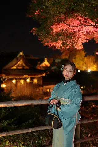 夜の紅葉と和装の佇まい