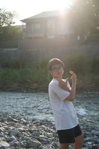 川沿いの光と遊ぶポーズ