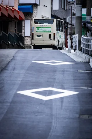 静かな街角、バスの後ろ姿