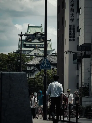 街角の影と城郭の対比