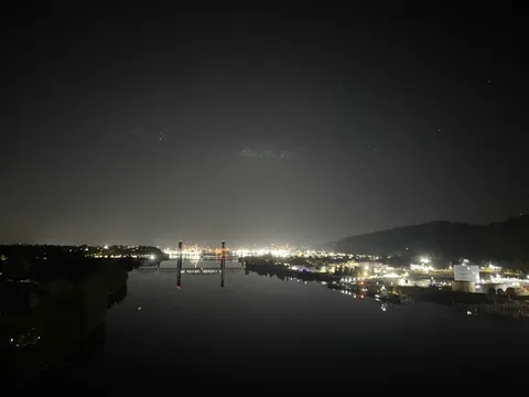 夜景と水面が呼ぶ静けさ