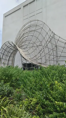 風に舞う金属の波