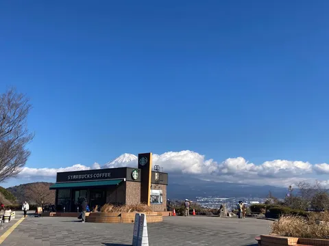 富士山とスタバ、青空のコントラスト