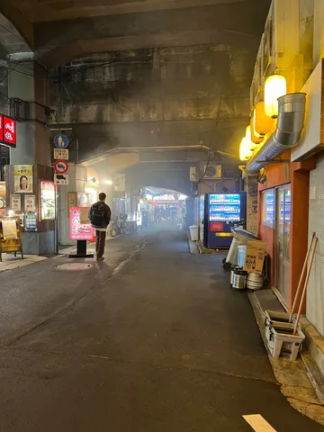 路地裏の灯りと煙