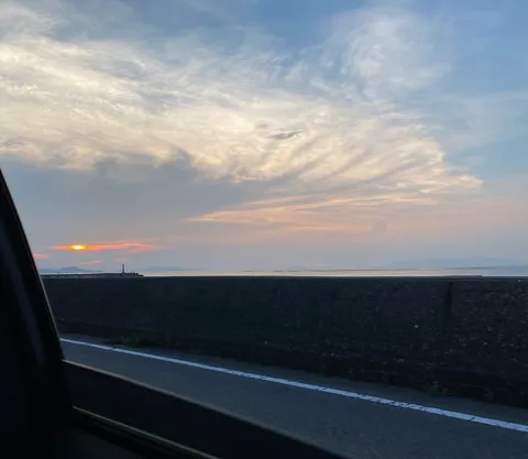 茜色に染まる空と海