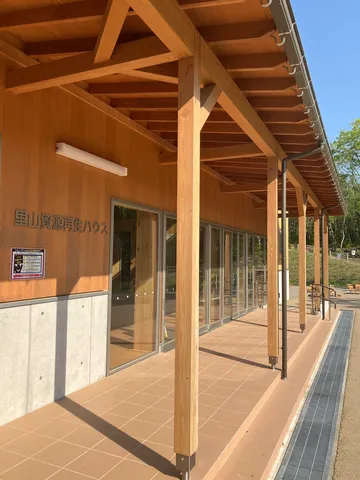 澄み切った空と木造建築のコントラスト