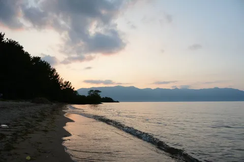 夕暮れ、静かな波打ち際
