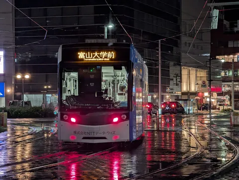 雨夜の街を駆ける光