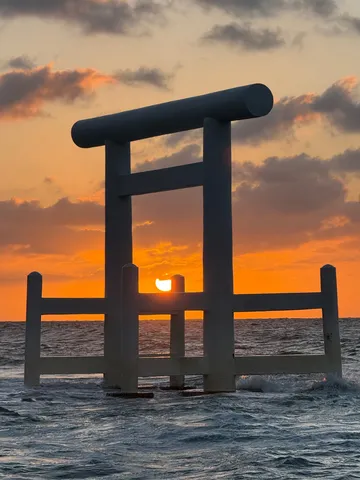夕焼けを支える門