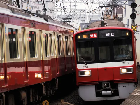 駅に停車する赤と白の列車