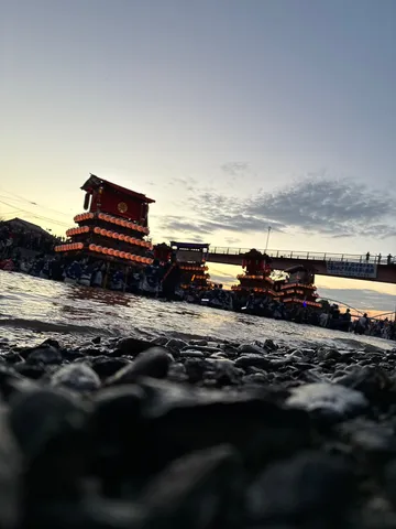 夕暮れの灯籠浮かぶ水辺