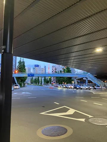 交差点を照らす街灯