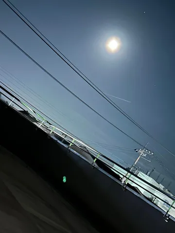 都会の空に浮かぶ光の軌跡