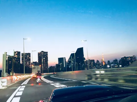夕暮れを駆ける高架線