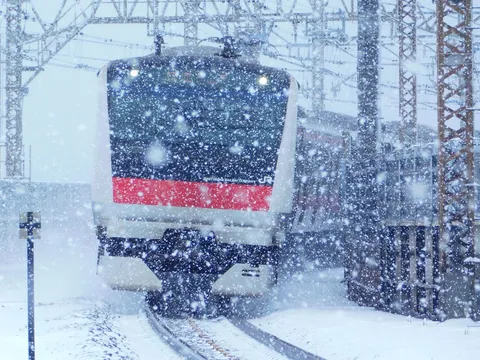 吹雪の中を走る列車の詩