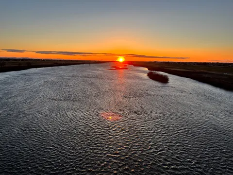 川面に映る夕陽のグラデーション