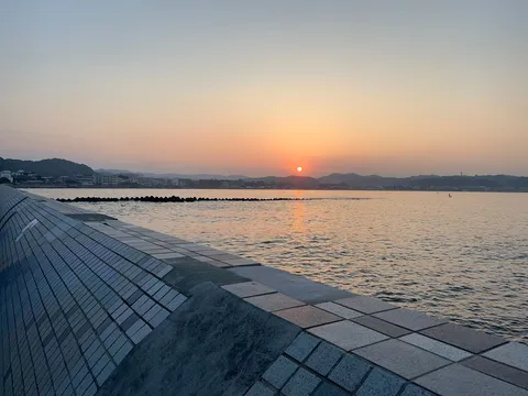夕暮れの水面に溶ける光