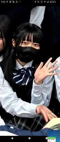 清楚な制服に黒マスクのギャップ