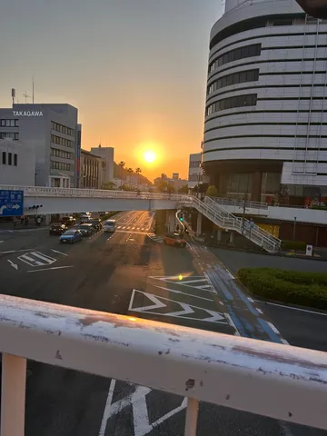 茜色に染まる交差点