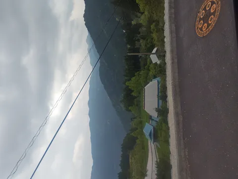 電線と山あいの風景