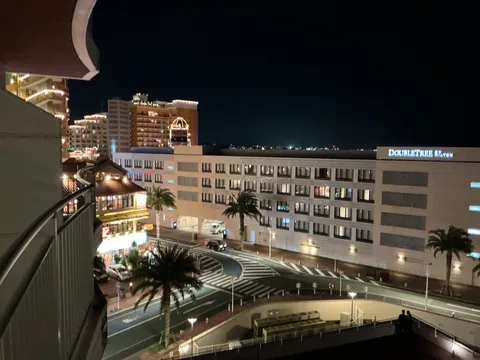 夜景に浮かぶホテルの光