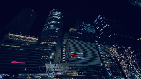 光のビル群を見上げて