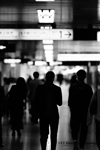 駅を行き交う影たち