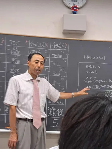 ピンクのネクタイと熱弁先生